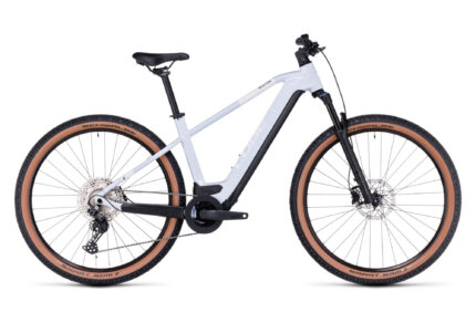 VTT Électrique Semi-Rigide Cube Reaction Hybrid Pro 625 Shimano Deore 11V 625 Wh 29'' Blanc Flash 2023